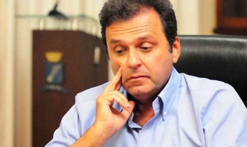 Mesmo após 4 gestões como prefeito, Carlos Eduardo não conseguiu evitar os desastres provocados pela chuva