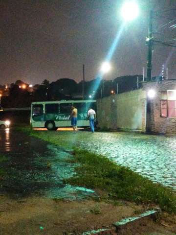 Ônibus desgovernado invade casa em Natal