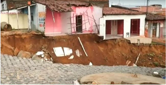 VÍDEO: Cratera engole parte de residência em Natal; ASSISTA