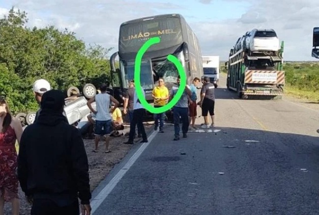 VÍDEO: Ônibus da banda Limão com  Mel se envolve em acidente; ASSISTA