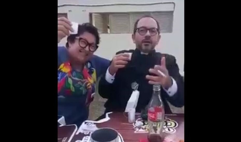 VÍDEO: Padre de Caicó aparece em vídeo fumando e cantando música que fala em cabaré