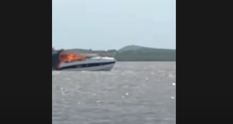 VÍDEO: Lancha pega fogo em lagoa turística do RN
