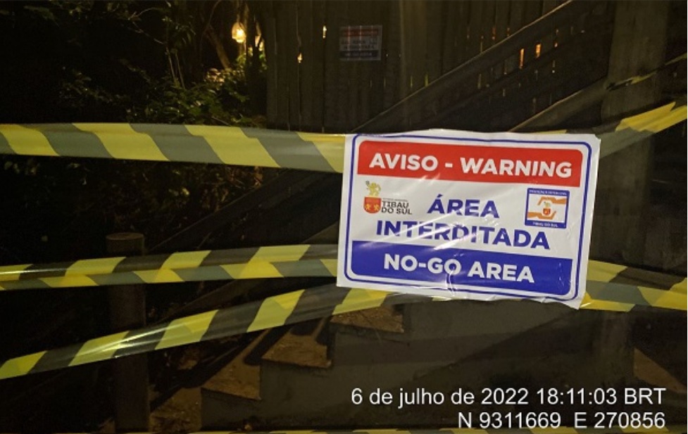 Prefeitura de Tibau do Sul interdita escadas nas praias do Madeiro e do Amor por risco de deslizamento