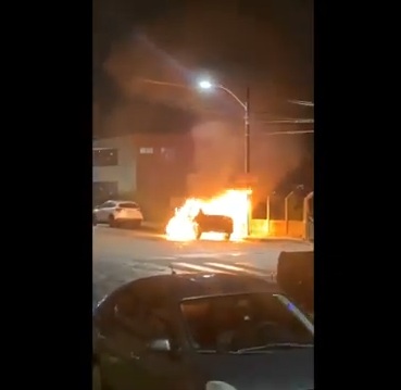 VÍDEO: Carro é destruído por fogo em avenida de Natal; ASSISTA