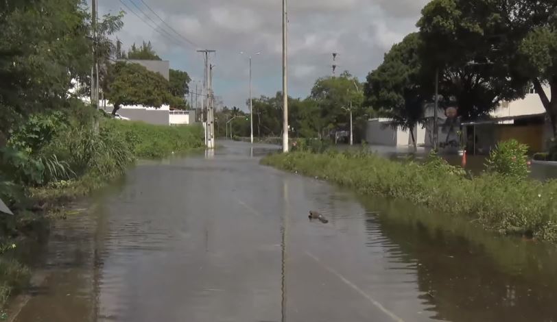 Alagamento na Avenida Ayrton Senna deve continuar com persistência de chuvas, diz secretário