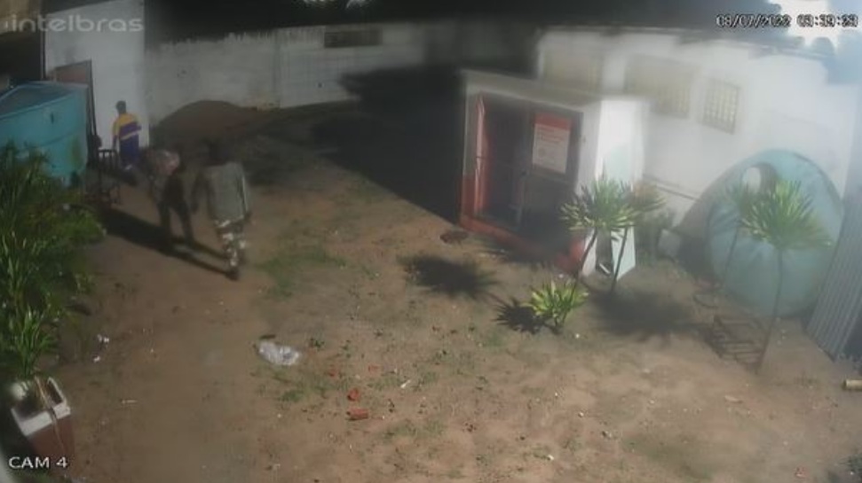 VÍDEO: Criminosos rendem funcionários e explodem cofre em posto de combustíveis na Grande Natal; ASSISTA