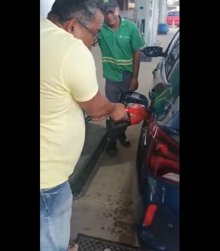 Vídeo viraliza com homem transbordando gasolina em carro: ”Encha essa p*! É Bolsonaro!”; ASSISTA