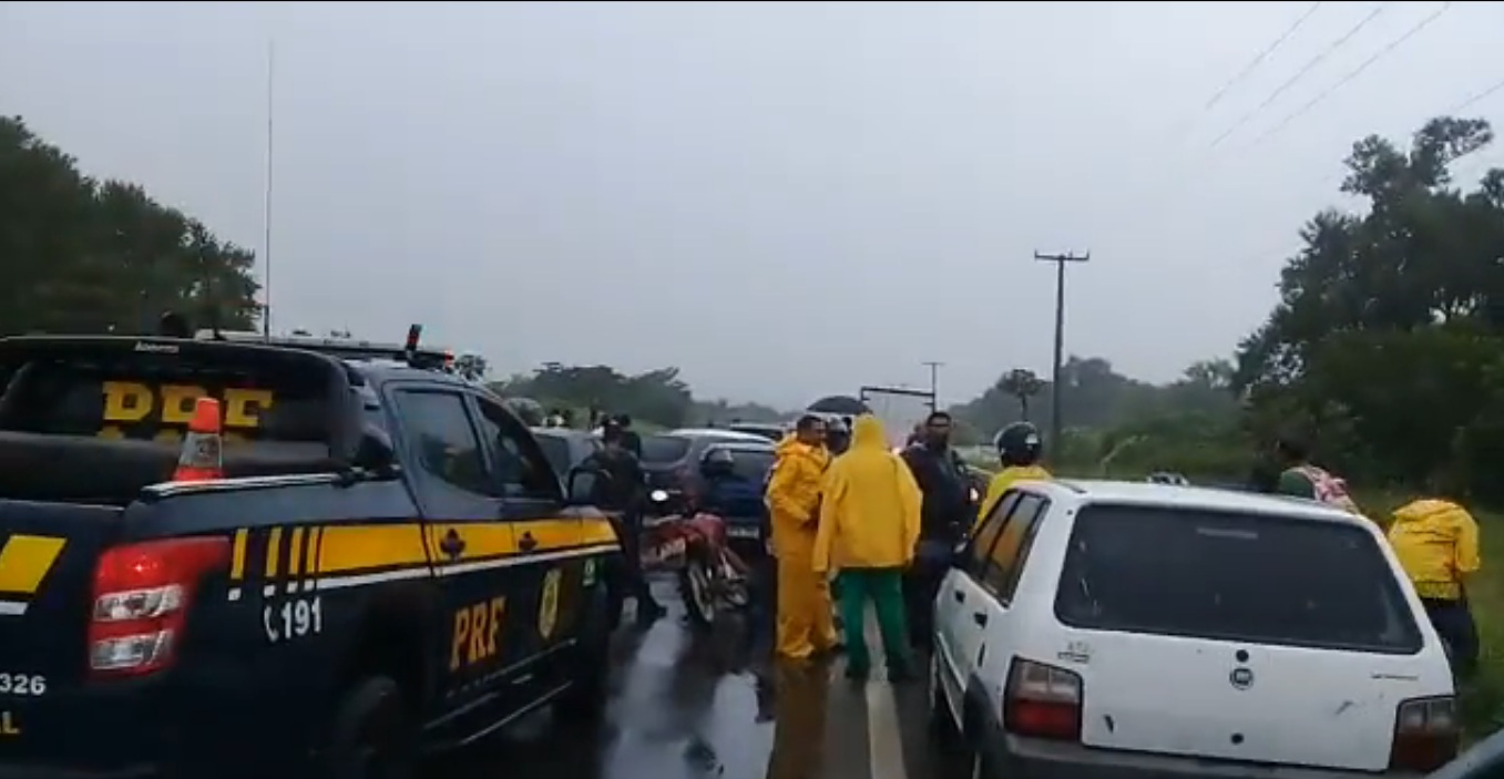 VÍDEOS: Rio transborda e interdita BR-101 no RN; ASSISTA