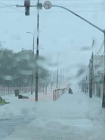 Com as fortes chuvas, avenida de Natal alaga e vira uma "piscina"