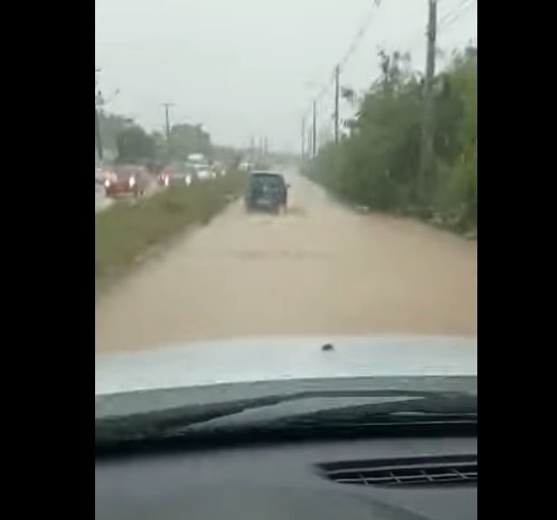 VÍDEO: Drenagem improvisada aumenta alagamento em avenida da Grande Natal; ASSISTA