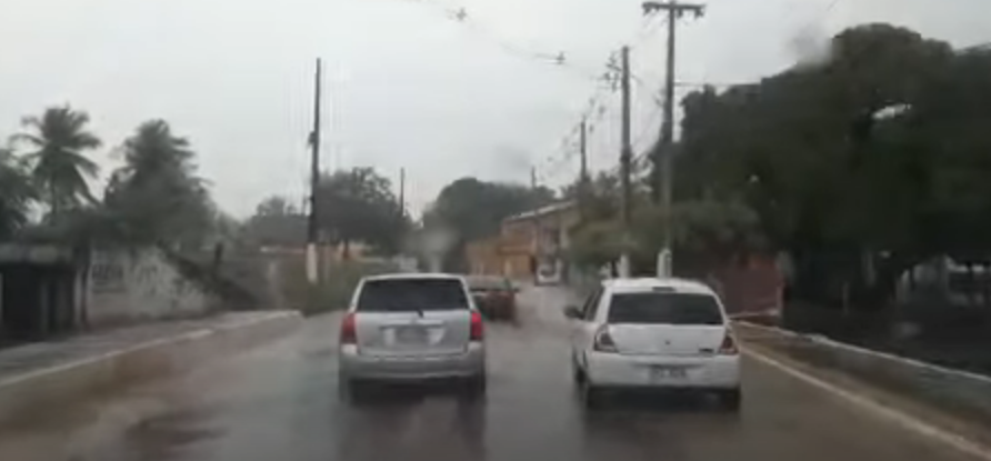 VÍDEO: Lagoa de Extremoz transborda e invade trecho da pista