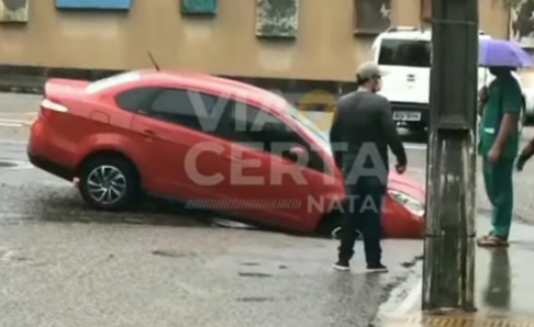 VÍDEO: Carro cai em buraco na Avenida Rodrigues Alves