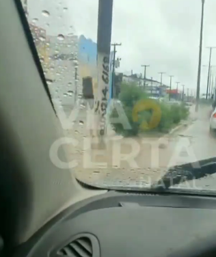 VÍDEO: "Mar de lama" toma conta de avenida movimentada em Natal