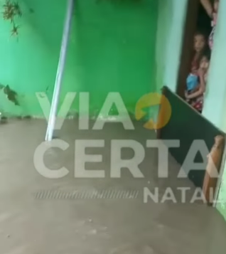 VÍDEO: Família fica ilhada em loteamento na Zona Norte de Natal