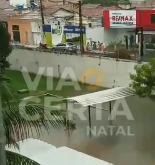 VÍDEO: Corpo de Bombeiros resgata vítimas de alagamento em condomínio na Grande Natal