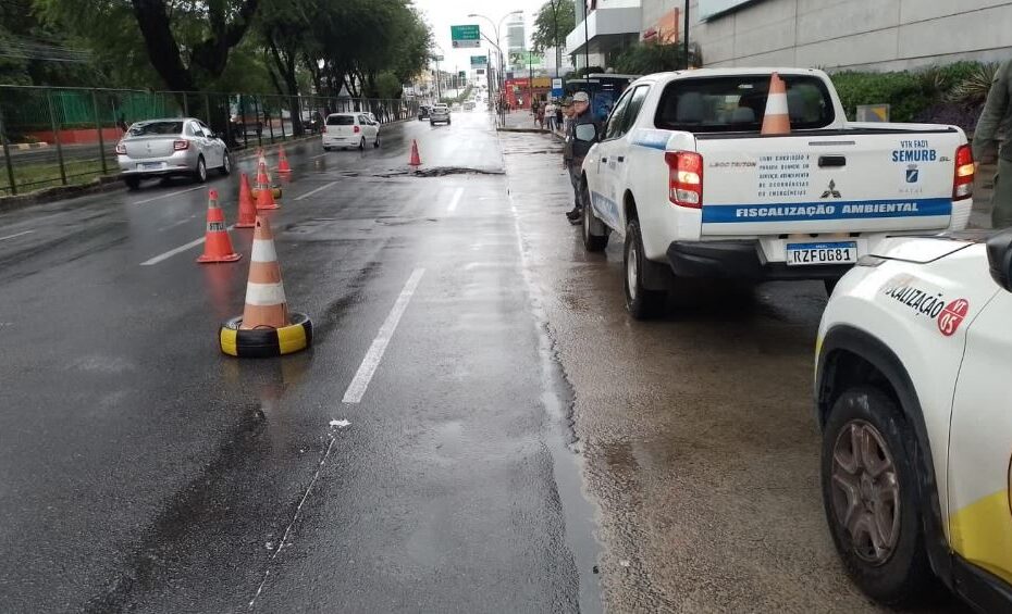 VÍDEO: Com asfalto cedendo, Avenida Salgado Filho está interditada próximo ao Midway
