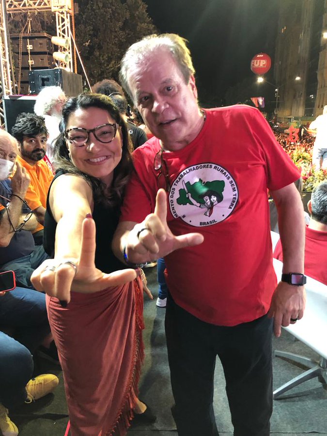 Ex-âncora da Globo, jornalista consagrado vai a ato pró-Lula com camisa do MST e faz o L