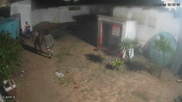 VÍDEO: Criminosos rendem funcionários e explodem cofre em posto de combustíveis na Grande Natal