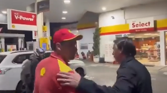 VÍDEO: Bolsonaro aparece de surpresa em posto de combustíveis e pergunta preço da gasolina