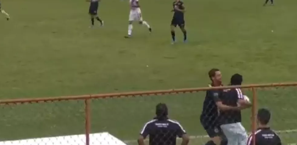 VÍDEO: Com time ganhando, técnico potiguar se nega a devolver bola ao rival e é expulso