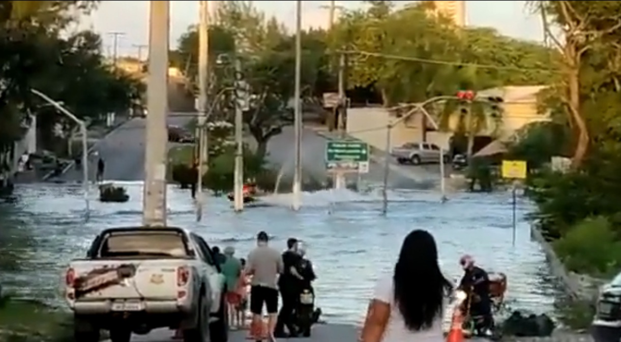 VÍDEO: Homem é filmado andando de jet ski em trecho alagado de avenida em Natal; ASSISTA