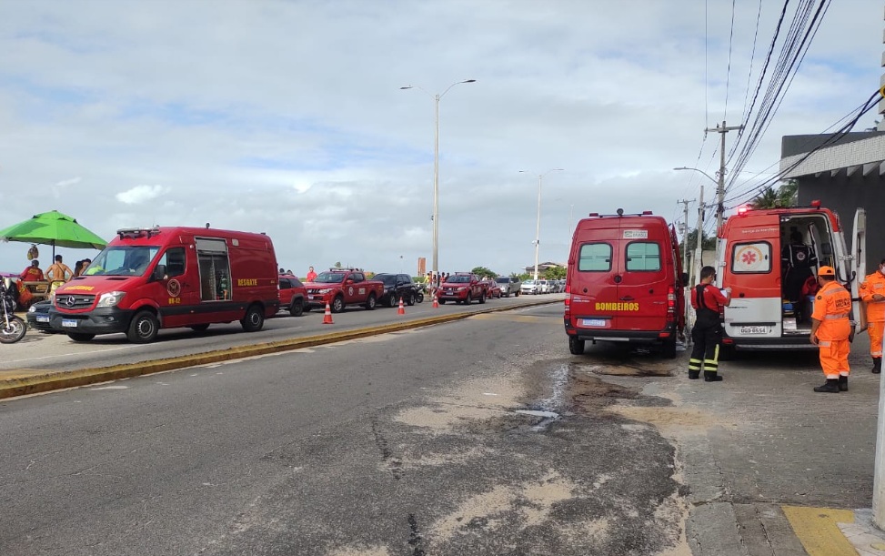 Mulher se afoga em praia de Natal e é salva pelos bombeiros