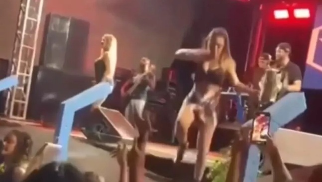 VÍDEO: Vocalista da banda Forró dos Plays cai do palco durante show; ASSISTA