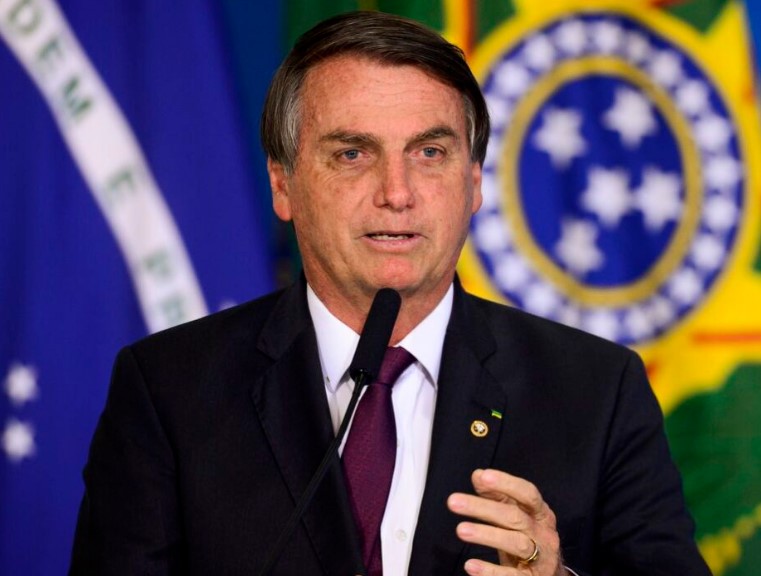 Bolsonaro afirma que ex-presidente da Caixa vai responder a denúncias de assédio