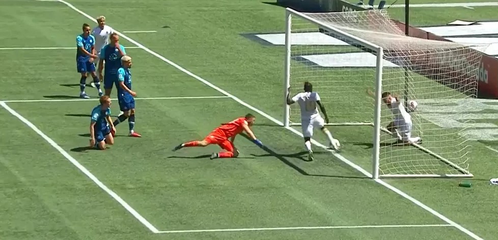 [VÍDEO] O maior Inacreditável FC da história: veja gol perdido em cima da linha no Canadá