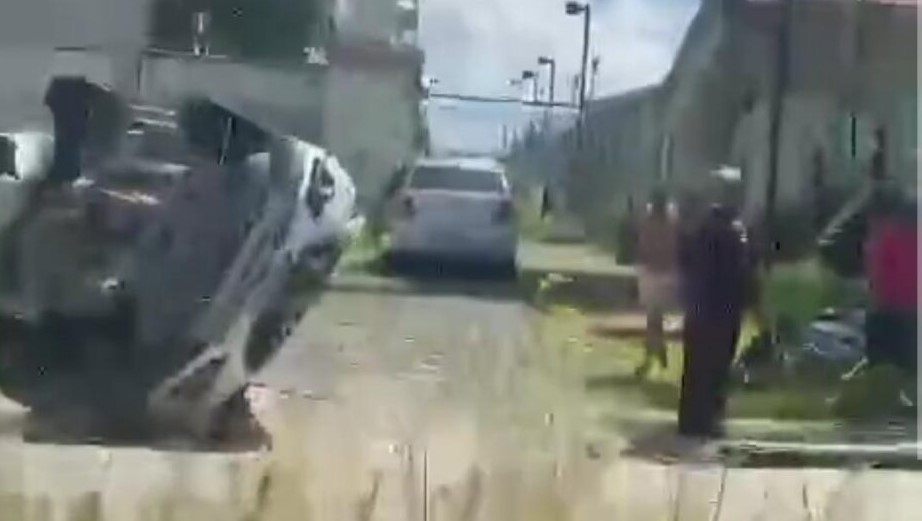 VÍDEO: Dois carros se envolvem em acidente na avenida Olavo Montenegro em Parnamirim