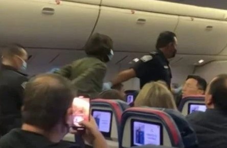 VÍDEO: Homem agride comissária e voo que saiu de SP faz pouso forçado
