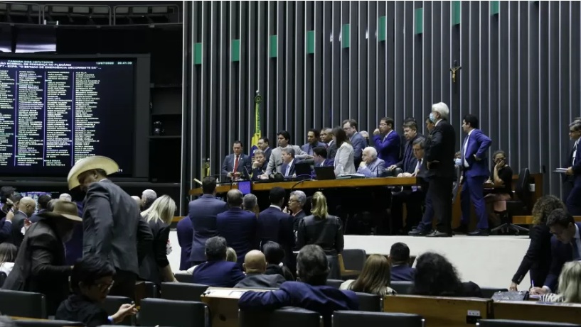 PEC dos Auxílios é aprovada por 393 a 14; saiba como cada deputado do RN votou