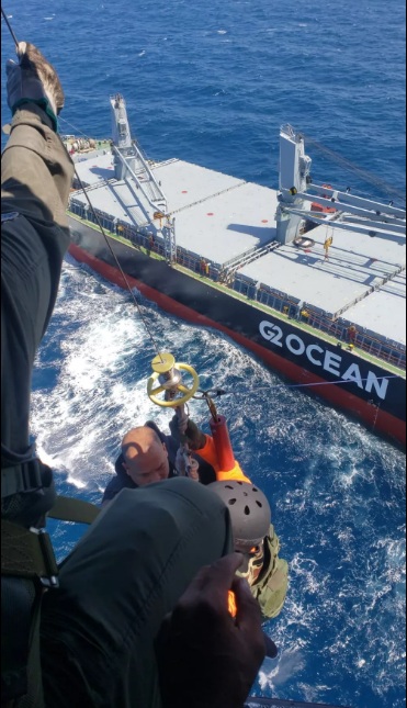 Esquadrão da base aérea de Natal resgata homem com suspeita de AVC em navio em alto-mar