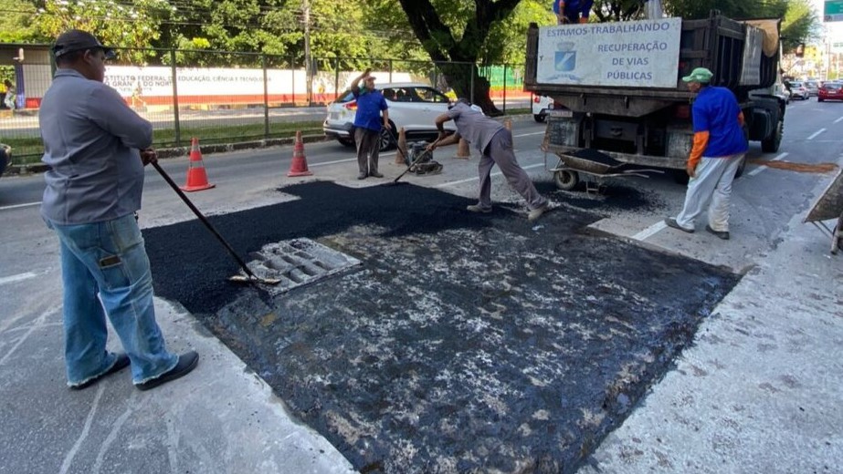 Buraco em frente ao Midway Mall está sendo reparado