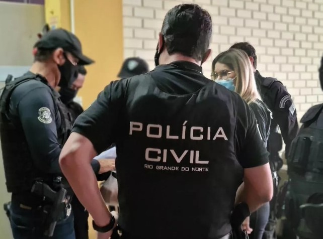 PM e filho são presos pela Polícia Civil suspeitos de tráfico de drogas; armas e dinheiro foram apreendidos