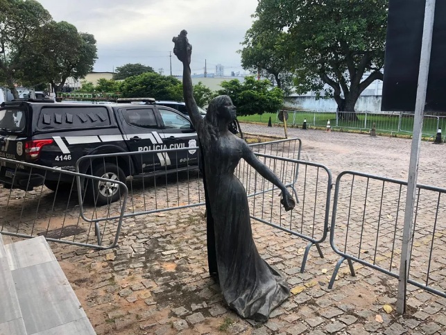 Homem é preso ao tentar derreter estátua em praça de Natal