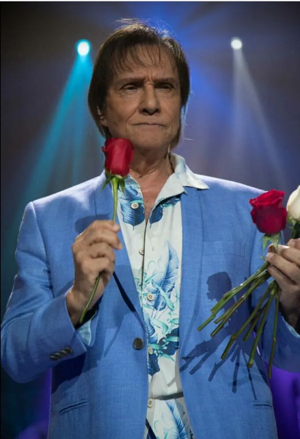 Roberto Carlos se irrita com 'briga' de fãs por rosas durante show