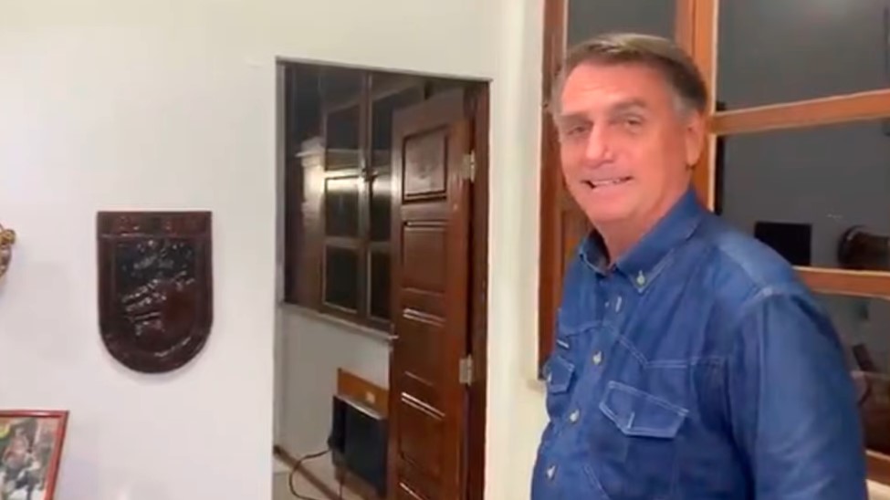 VÍDEO: Bolsonaro provoca Lula e mostra hospedagem a "custo zero"