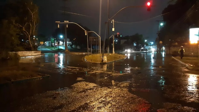Cruzamento das avenidas Ayrton Senna e Alagoas é liberado, mas corre risco de novos alagamentos