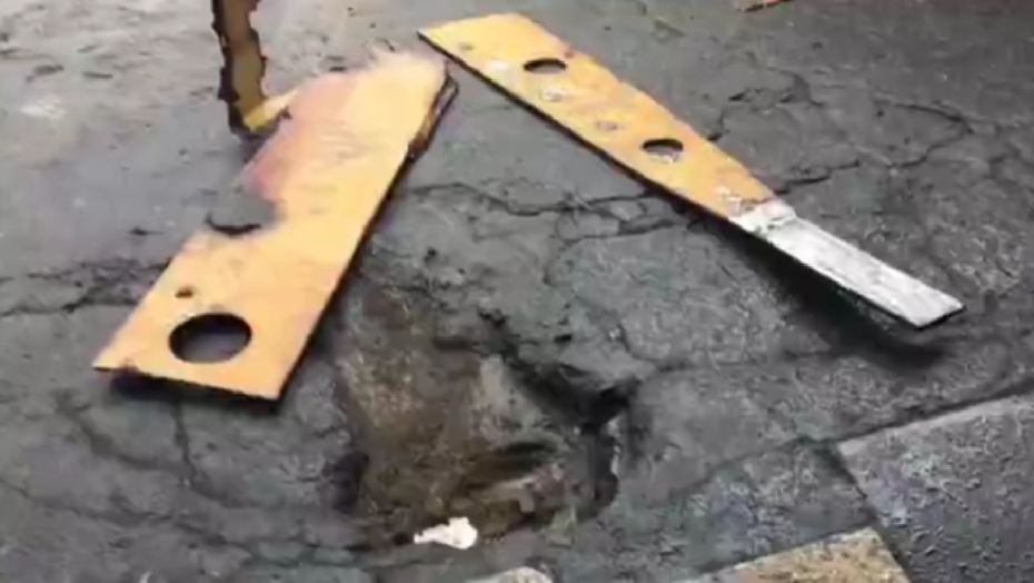 Pedaço de estrutura de passarela cai em avenida de Natal