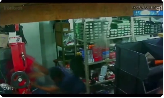 VÍDEO: Homem tenta matar o namorado da ex a tiros, é desarmado e acaba apanhando da vítima; ASSISTA