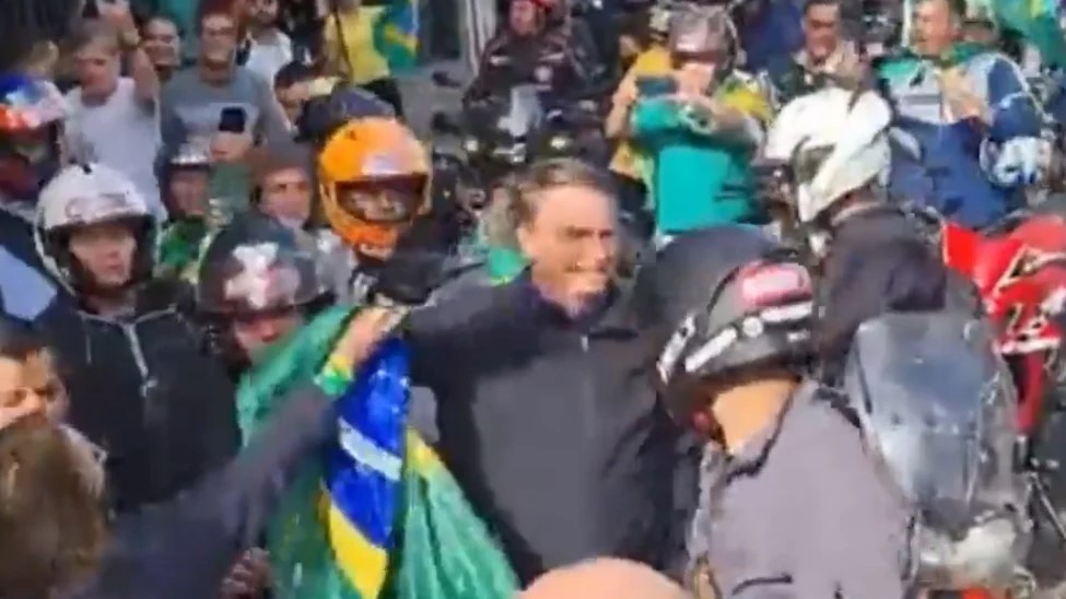 VÍDEO: Seguranças de Bolsonaro retiram mulher de motociata em Juiz de Fora