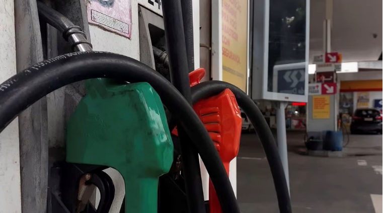 Gasolina cai 6,4% na bomba e volta ao preço médio de junho de 2021