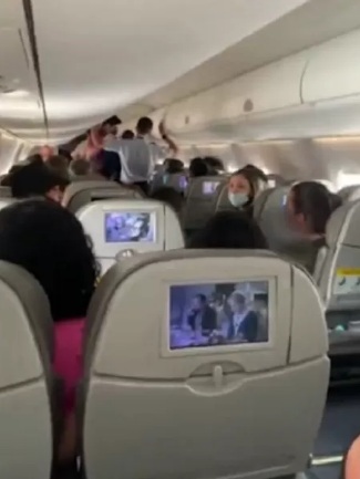 VÍDEO: Passageira agride comissária e impede decolagem de avião; ASSISTA