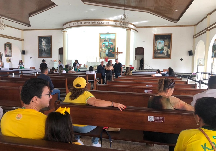 Fiéis e apoiadores chegam cedo para missa com Bolsonaro em Natal