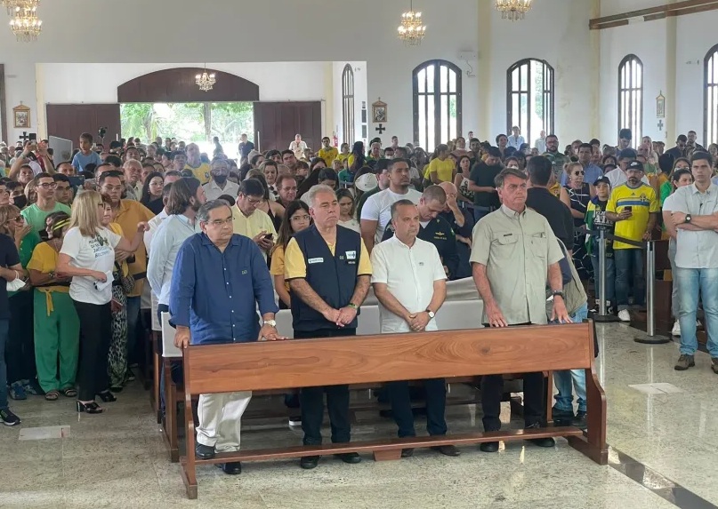 VÍDEOS: Bolsonaro chega ao Santuário dos Mártires para  participar celebração de missa em Natal