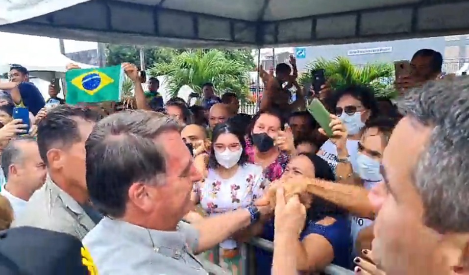VÍDEO: Bolsonaro é ovacionado após celebração de missa em Natal; ASSISTA