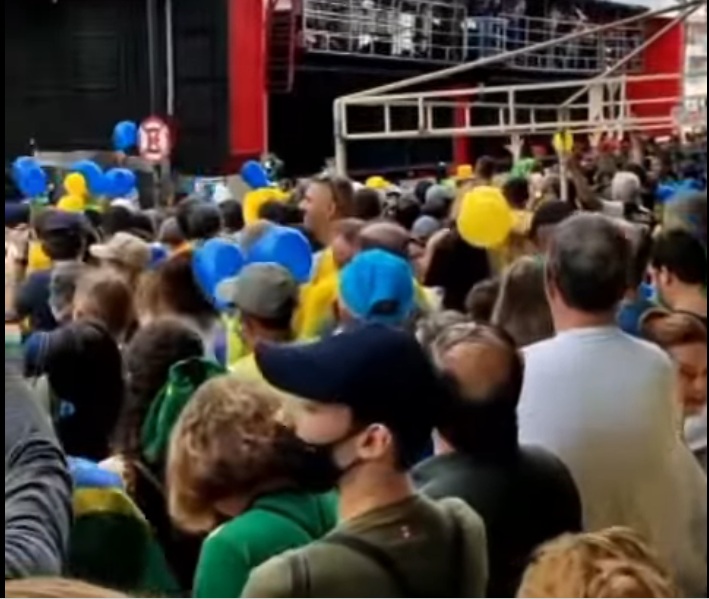 VÍDEO: Apoiadores aguardam chegada de Bolsonaro para Marcha com Jesus pela Liberdade; ASSISTA