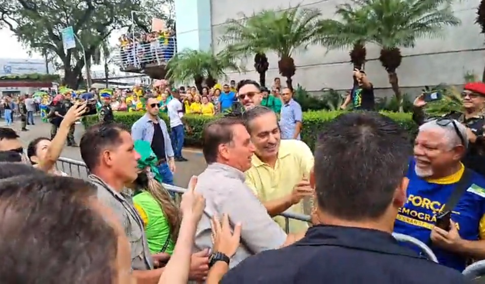 VÍDEO: Aos gritos de "mito!", Bolsonaro participa da Marcha para Jesus em Natal; ASSISTA