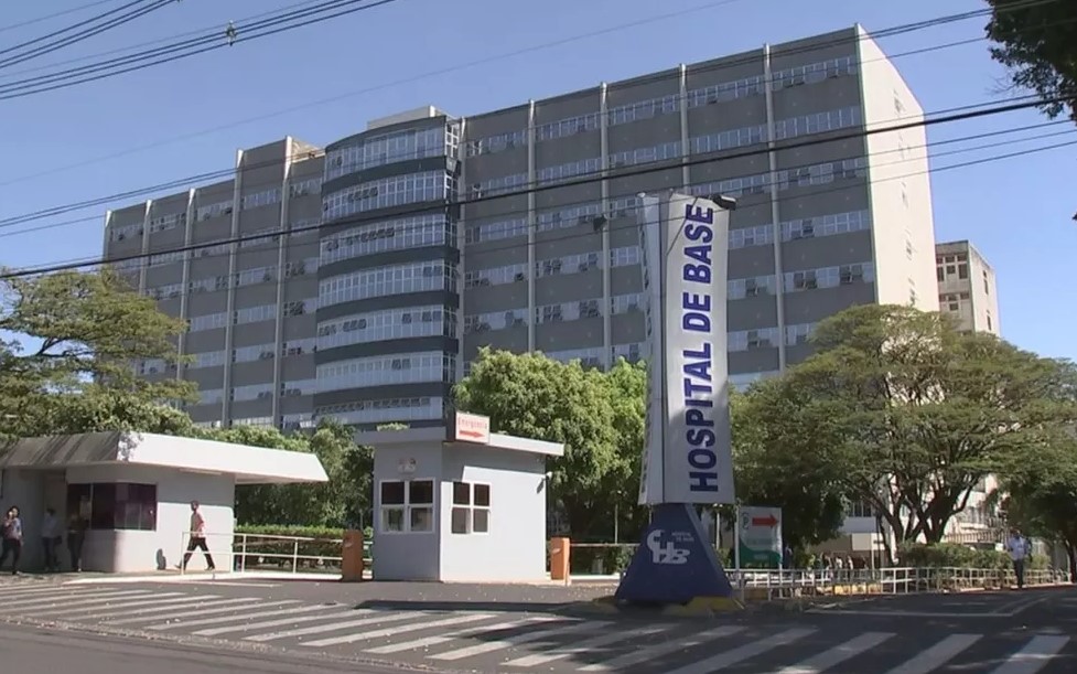 Homem morre após levar voadora durante discussão em semáforo no interior de SP